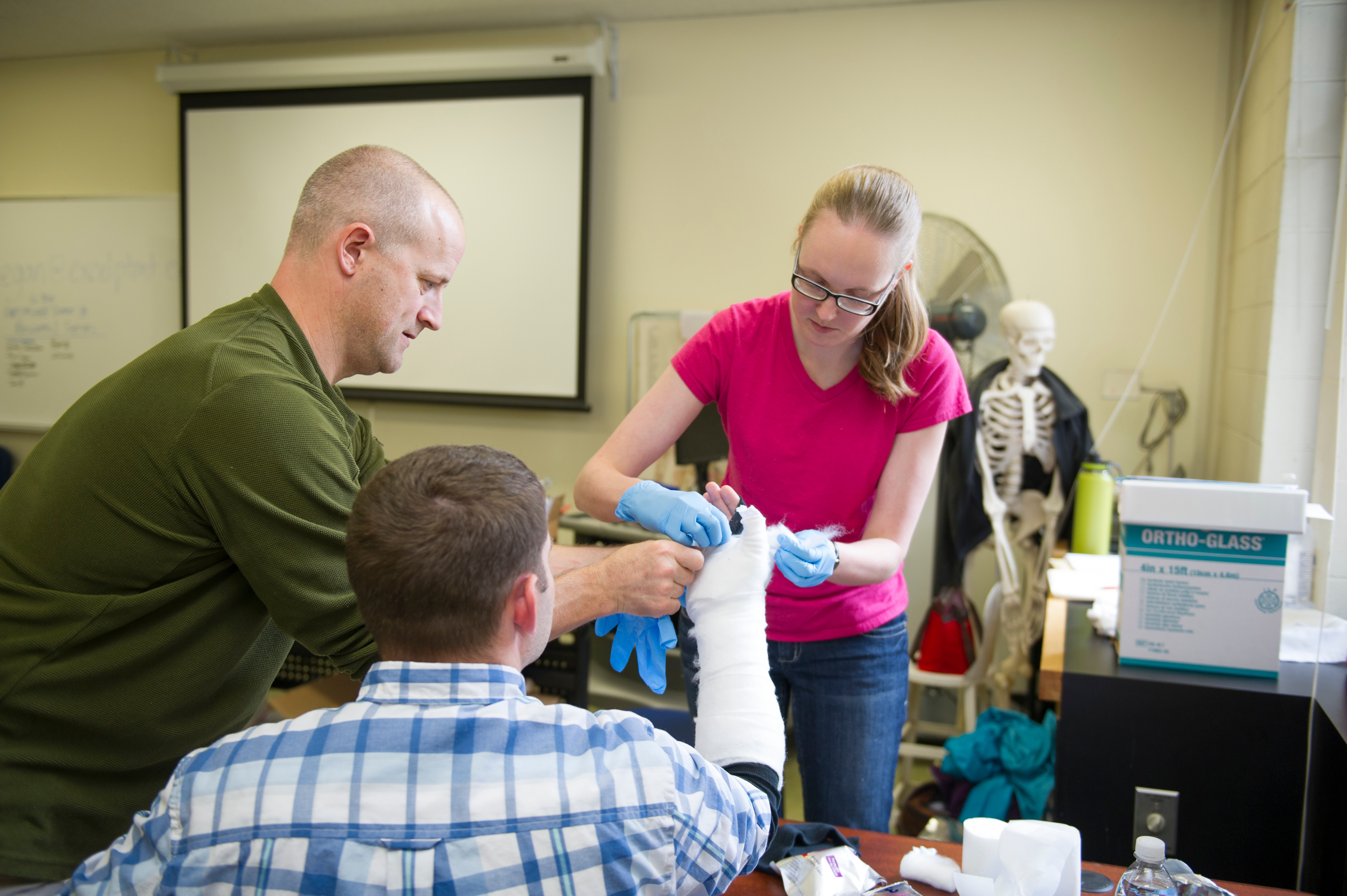 nursing student putting on a cast