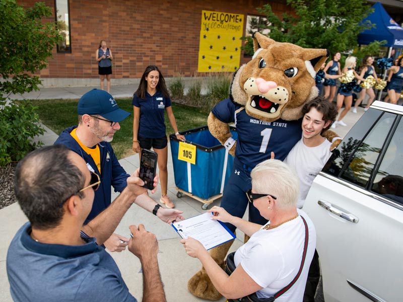 Students and parents receiving assitance from Champ and Move In Weekend Volunteers